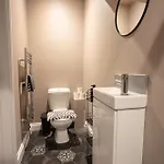 4 Bdr, Free Parking - Sleeps 8 - Contractor, Professionals, Family Friendly בית נופש
