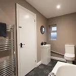 4 Bdr, Free Parking - Sleeps 8 - Contractor, Professionals, Family Friendly Сasa de vacaciones