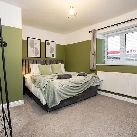 4 Bdr House, Free Parking - Sleeps 8 - Contractor, Professionals, Family Friendly