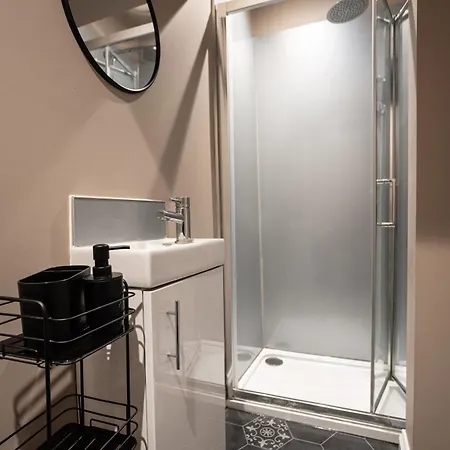 Sleeps 8 - Free Parking - Family Friendly, Contractors, Professionals