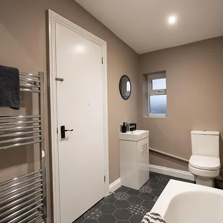 Sleeps 8 - Free Parking - Family Friendly, Contractors, Professionals Prázdninový dům