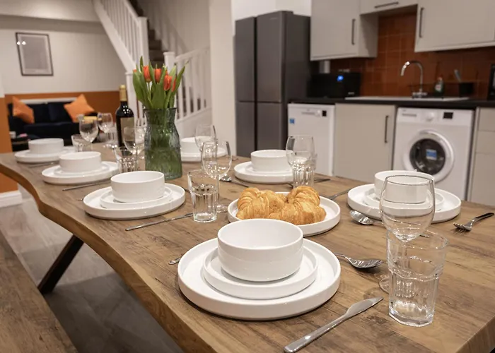 4 Bdr House, Free Parking - Sleeps 8 - Contractor, Professionals, Family Friendly Bristol