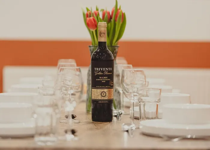 4 Bdr House, Free Parking - Sleeps 8 - Contractor, Professionals, Family Friendly *