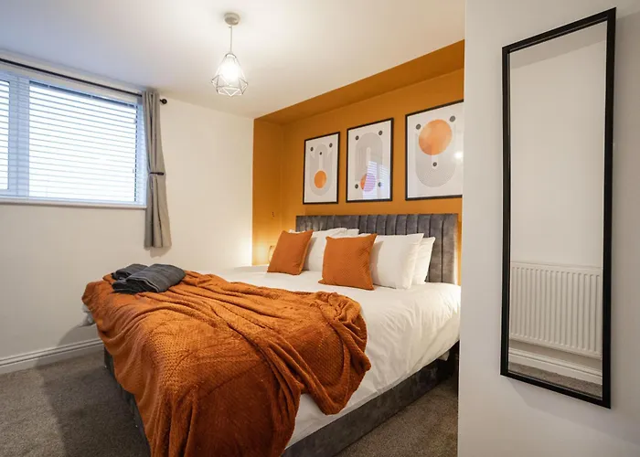 4 Bdr House, Free Parking - Sleeps 8 - Contractor, Professionals, Family Friendly *