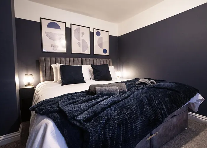 4 Bdr House, Free Parking - Sleeps 8 - Contractor, Professionals, Family Friendly