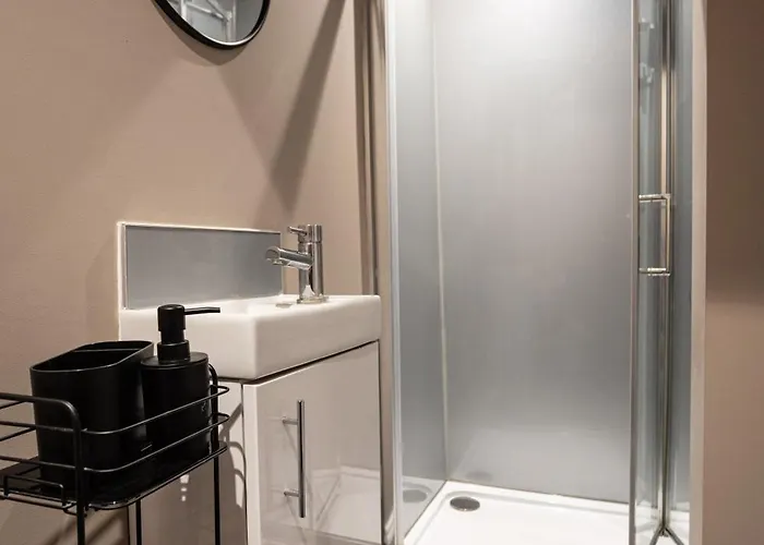 4 Bdr House, Free Parking - Sleeps 8 - Contractor, Professionals, Family Friendly