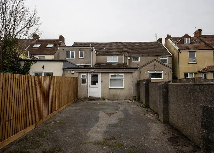 4 Bdr House, Free Parking - Sleeps 8 - Contractor, Professionals, Family Friendly Bristol