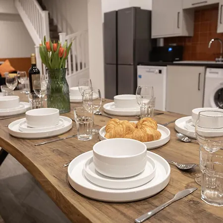 4 Bdr House, Free Parking - Sleeps 8 - Contractor, Professionals, Family Friendly Bristol