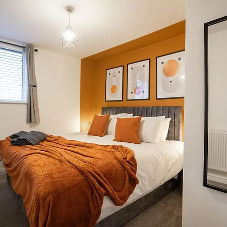 4 Bdr House, Free Parking - Sleeps 8 - Contractor, Professionals, Family Friendly *