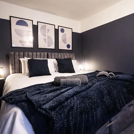 4 Bdr House, Free Parking - Sleeps 8 - Contractor, Professionals, Family Friendly