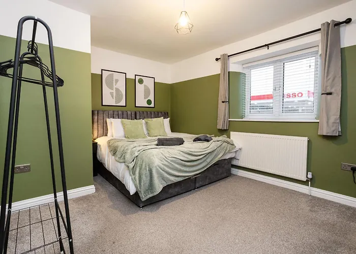 4 Bdr House, Free Parking - Sleeps 8 - Contractor, Professionals, Family Friendly