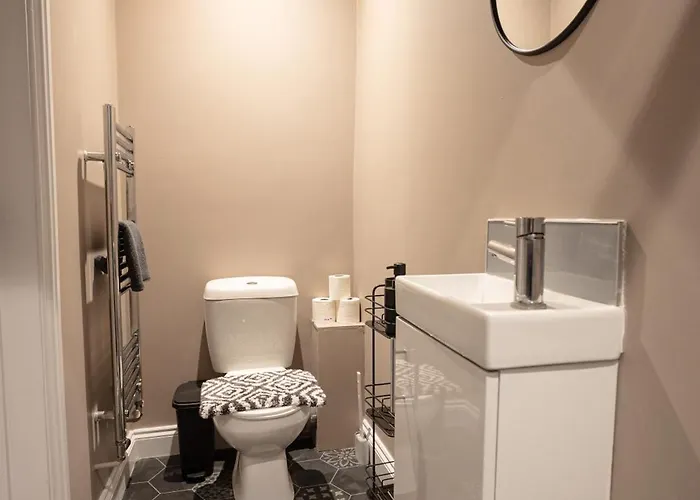 4 Bdr House, Free Parking - Sleeps 8 - Contractor, Professionals, Family Friendly Prázdninový dům