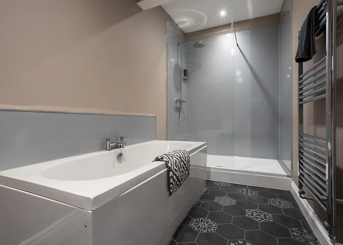 4 Bdr House, Free Parking - Sleeps 8 - Contractor, Professionals, Family Friendly Bristol