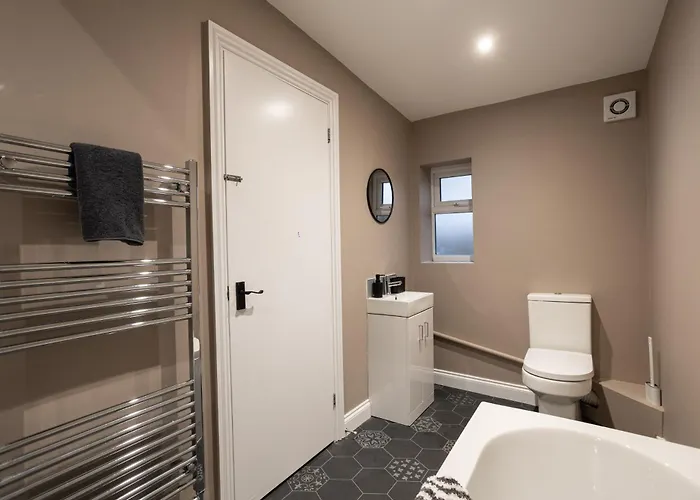 4 Bdr House, Free Parking - Sleeps 8 - Contractor, Professionals, Family Friendly Prázdninový dům